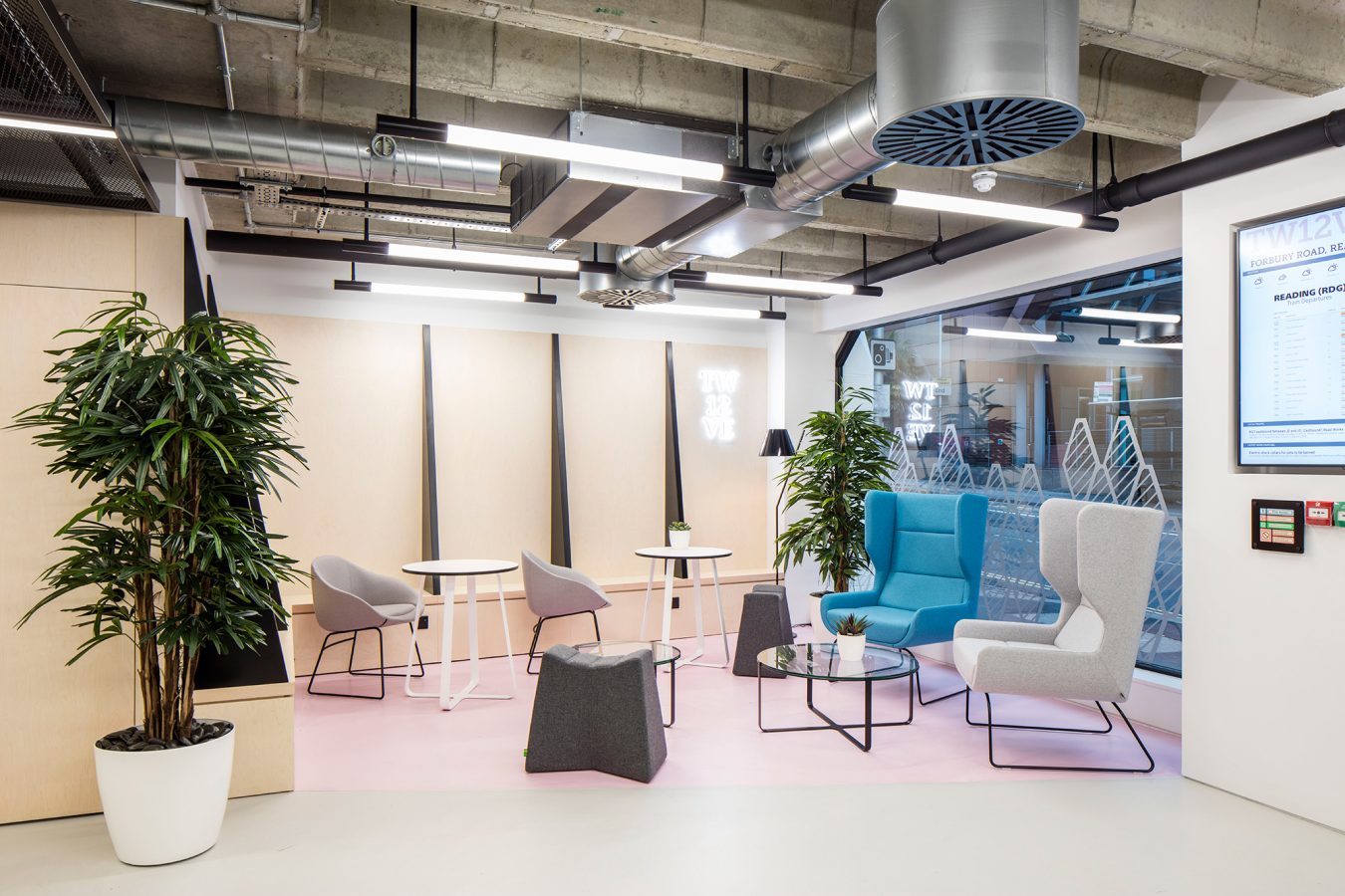 The interior space of the reception has been transformed through a Cat A refurbishment, giving it a modern design, decorated with bright furniture colors and bibliophile elements.